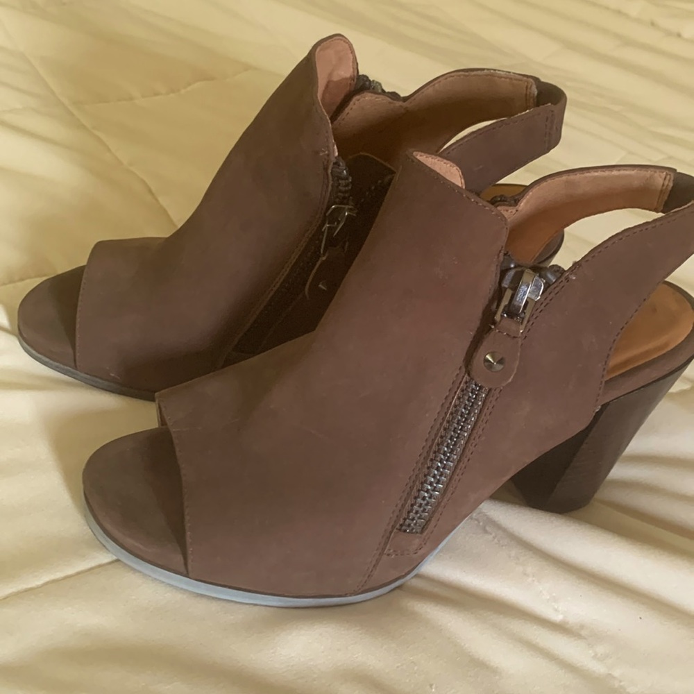 Gentle Souls by Kenneth Cole Block Heel Sandal. Size 9